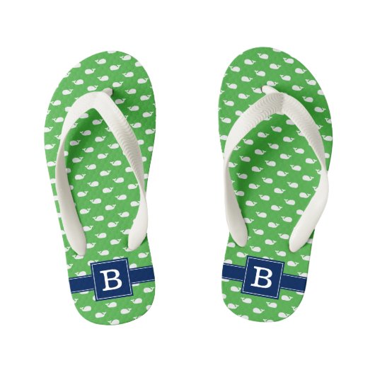 Monogramm für Navy Blue und Green Whales Square Kinderbadesandalen (Fußbett)