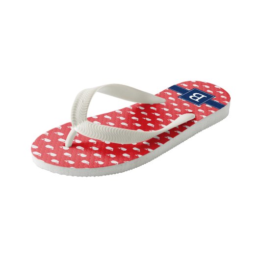 Monogramm für Navy Blue und Red Whales Square Kinderbadesandalen (Schrägansicht)