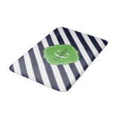 Monogramm für Navy und Green Preppy Strips Badematte (Schrägansicht)