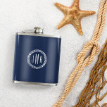 Monogramm für Navy und White Nautic Rope Flachmann<br><div class="desc">Ein personalisiertes Geschenk für Trauzeuge,  Bootfahrer,  Segelfreunde oder alle,  die den klassischen Küstenstil Liebe haben,  unsere marineblaue Flasche bietet Ihnen Ihre drei ersten Monogramm,  umgeben von einem weißen nautischen Seil-Abzeichen.</div>
