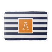 Monogramm für Orange und Navy Stripes Badematte (Vorderseite)
