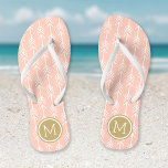 Monogramm für Peach und Gold Arrows Badesandalen<br><div class="desc">Maßgeschneiderte,  bedruckte Flop-Sandalen mit einem trendigen Pfeilmuster und einem eigenen Monogramm oder einem anderen Text in einem Kreis-Rahmen. Klicken Sie auf Anpassen,  um Schriftart und Farben zu ändern oder eigene Bilder hinzuzufügen,  um ein einzigartiges Design zu erstellen!</div>