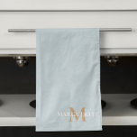 Monogramm für personalisierte Bezeichnung Geschirrtuch<br><div class="desc">Modernes,  elegantes und trendiges Küchenhandtuch in staubblauer Farbe mit einer hellbraunen Monogramm und weißer Namenstypografie. Farben können auf Ihre Wahl zugeschnitten werden</div>