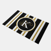 Monogramm für personalisierte schwarze und goldene fußmatte (Schrägansicht)
