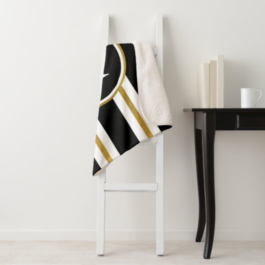Monogramm für personalisierte schwarze und goldene sherpadecke (Beispiel)