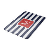 Monogramm für Rot und Navy Stripes Badematte (Schrägansicht)