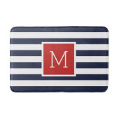 Monogramm für Rot und Navy Stripes Badematte (Vorderseite)