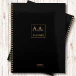 Monogramm für Schwarz-Gold-Firmenlogos Planer<br><div class="desc">Monogram Planner Schwarz und Gold Business Logo Elegant, cool, glamourös und unisex in stilvollem Schwarz mit eleganten Goldbriefen. Personalisieren Sie Ihre Initialen und fügen Sie sie hinzu. Fügen Sie Ihr individuelles Logo oder Bild hinzu. Der Name ist mit einem modernen handgeschriebenen Stilskript geschrieben. Perfekt für alle Unternehmer, Kleinunternehmer, Ladenbesitzer, Berater....</div>