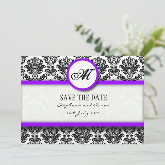 Monogramm für Schwarz und Lila Damaskus Save the D Save The Date (Stehend Vorderseite)
