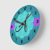 Monogramm für türkisfarbenen Glitzer Runde Wanduhr (Winkel)