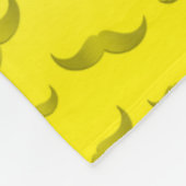 Monogramm glänzendes gelbes Schnurrmuster Fleecedecke (Ecke)