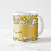 Monogramm Golden Yellow und White Damask Jumbo-Tasse (Vorderseite Rechts)