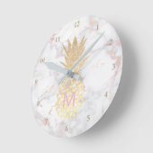 Monogramm goldene Ananas auf rosa Marmor Runde Wanduhr (Winkel)