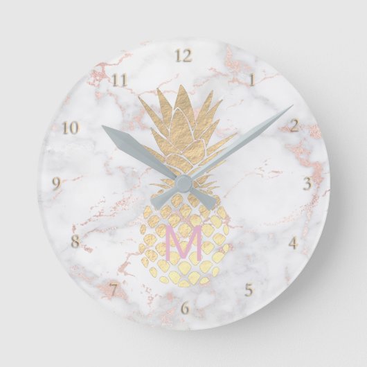 Monogramm goldene Ananas auf rosa Marmor Runde Wanduhr (Vorderseite)