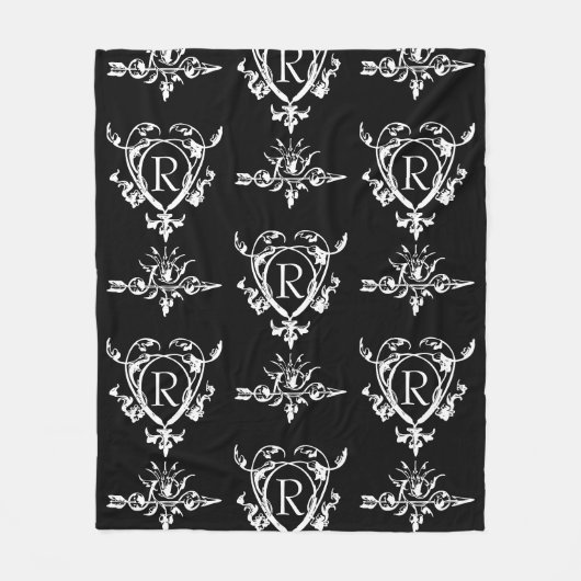 Monogramm-Gotik-Herz-und-Pfeilmuster Fleecedecke (Vorderseite)