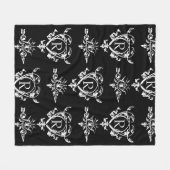 Monogramm-Gotik-Herz-und-Pfeilmuster Fleecedecke (Vorderseite (Horizontal))