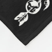 Monogramm-Gotik-Herz-und-Pfeilmuster Fleecedecke (Ecke)