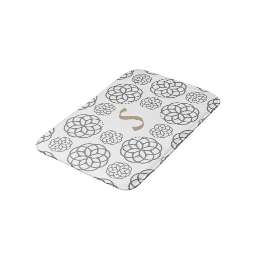 Monogramm Graue Mandalas Muster Badematte (Schrägansicht)