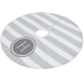 Monogramm graue und kohlefreie Streifen Fleece Weihnachtsbaumdecke (Schrägansicht)