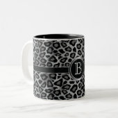 Monogramm-grauer Leopard-Tierdruck Zweifarbige Tasse (Vorderseite Links)