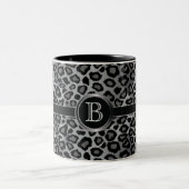 Monogramm-grauer Leopard-Tierdruck Zweifarbige Tasse (Mittel)