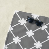 Monogramm, graues weißes geometrisches Muster | Be Strandtuch (Beispiel)