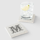 Monogramm Grautöne Vintage-Blumenmuster Steinuntersetzer (Seitenansicht)