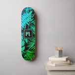 Monogramm grünes, türkisfarbenes, cooles Muster Skateboard<br><div class="desc">Bringen Sie ein bisschen der Dschungeltropen in die Straßen Ihrer Stadt, wenn Sie coole, schicke, moderne Skateboards mit handgeschriebenem Monogramm benutzen, das Sie über ein grafisches Palmenblattmuster aus lebhaftem aquamarinem Blau, Türkis und grünem Omelrot in Schwarz vorführen. Macht jedes Mal, wenn Sie auf dem Bürgersteig surfen, ein lustiges und stilvolles...</div>