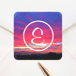 Monogramm heißrosa blaues Sonnenuntergangs-Fotogra Quadratischer Aufkleber