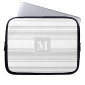 Monogramm hellgraue Streifen Laptopschutzhülle (Vorderseite)