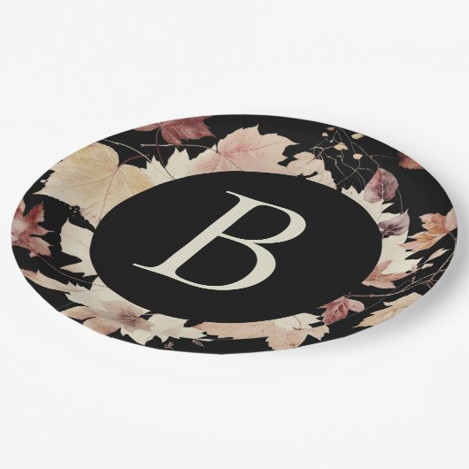 Monogramm-Herbstlaub Schwarzer Erntedank Pappteller (Schrägansicht)