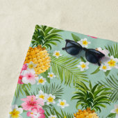 Monogramm hinzufügen | Tropische Blume und Ananas Strandtuch (Beispiel)