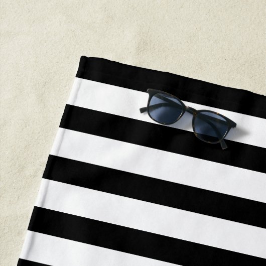 Monogramm-Hochzeitscoupel mit schwarzem Streifen Strandtuch (Beispiel)