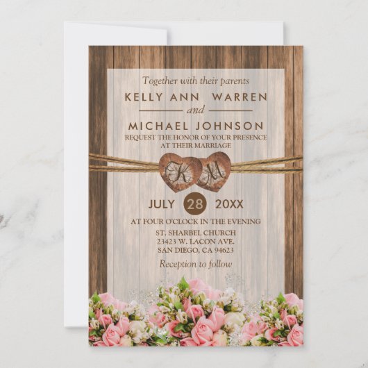 Monogramm Holzherzen mit rosa und weißen Rosen Einladung (Vorderseite)