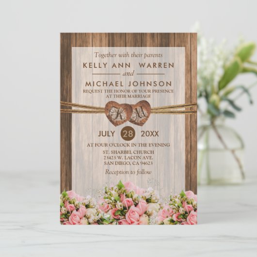 Monogramm Holzherzen mit rosa und weißen Rosen Einladung (Stehend Vorderseite)