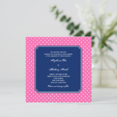 Monogramm Hot Pink, weißer Polka Dot mit Royal Blu Einladung (Stehend Vorderseite)