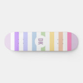 Monogramm in der weiß-Circle-Pastel-Rainbow-Streif Skateboard (Horizontal)