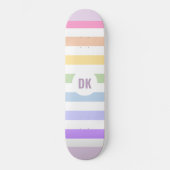 Monogramm in der weiß-Circle-Pastel-Rainbow-Streif Skateboard (Vorderseite)