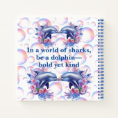 Monogramm in einer Welt der Haie, sei ein Delphin Notizblock (Rückseite)