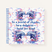 Monogramm in einer Welt der Haie, sei ein Delphin Notizblock (Vorderseite)
