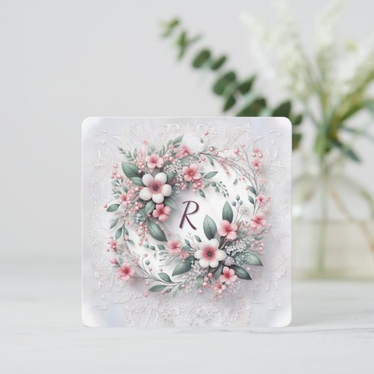 Monogramm in elegantem Hochzeitskranz Einladung (Stehend Vorderseite)