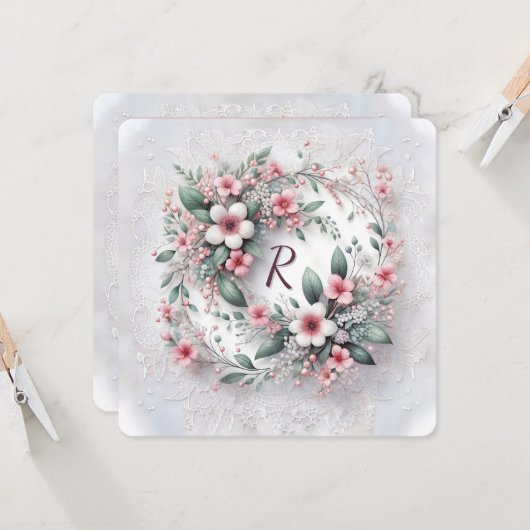 Monogramm in elegantem Hochzeitskranz Einladung (Vorderseite/Rückseite Beispiel)