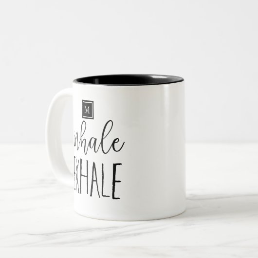 Monogramm Inhalieren Exhale Inspiration Zitat Zweifarbige Tasse (Vorderseite Links)