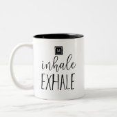 Monogramm Inhalieren Exhale Inspiration Zitat Zweifarbige Tasse (Links)