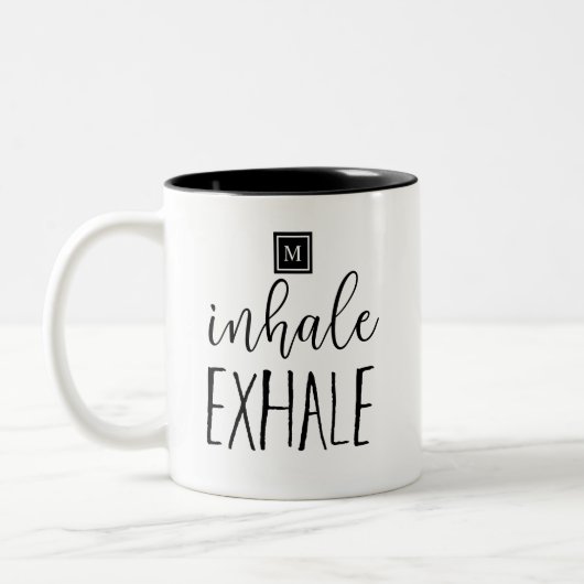 Monogramm Inhalieren Exhale Inspiration Zitat Zweifarbige Tasse (Links)