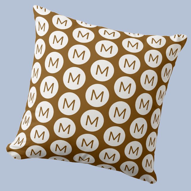 Monogramm Initial Spot Muster Personalisiert braun Kissen (Polka dot spot pattern modern monogram initial personalized pillow In mocha brown)