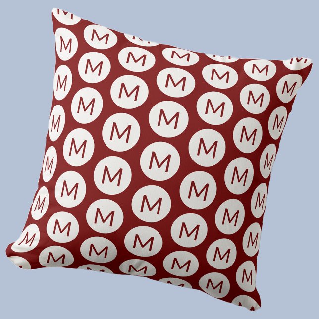 Monogramm Initial Spot Muster Personalisiert Red Kissen (Polka dot spot pattern modern monogram initial personalized pillow In dark red burgundy)