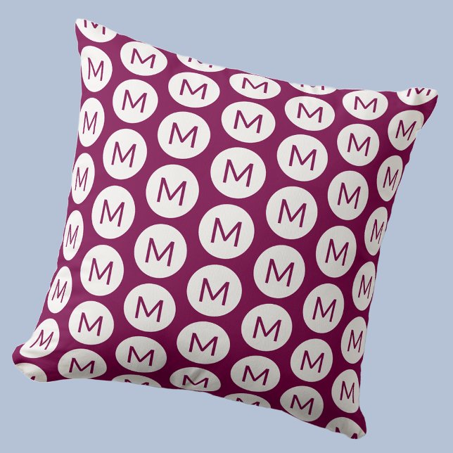 Monogramm Initial Spot Muster Personalisiert rosa Kissen (Polka dot spot pattern modern monogram initial personalized pillow In cherry pink and white)