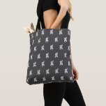 Monogramm Initialbrief Schwarz-weiß Retro Gefallen Tasche<br><div class="desc">Diese stilvolle Tasche ist mit Ihrem ersten,  Monogramm oder sogar Lieblingstitel in schwarz-weißer Retro-Typografie ausgestattet. Tolle Geschenkidee!</div>