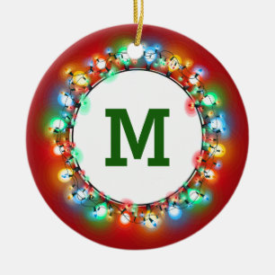 Monogramm-Initiale in den Feiertags-Lichtern mit Keramik Ornament